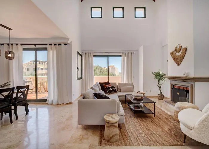 Santa Maria Elviria Golf Penthouse With Large Private Terrace And Sea Views -029
