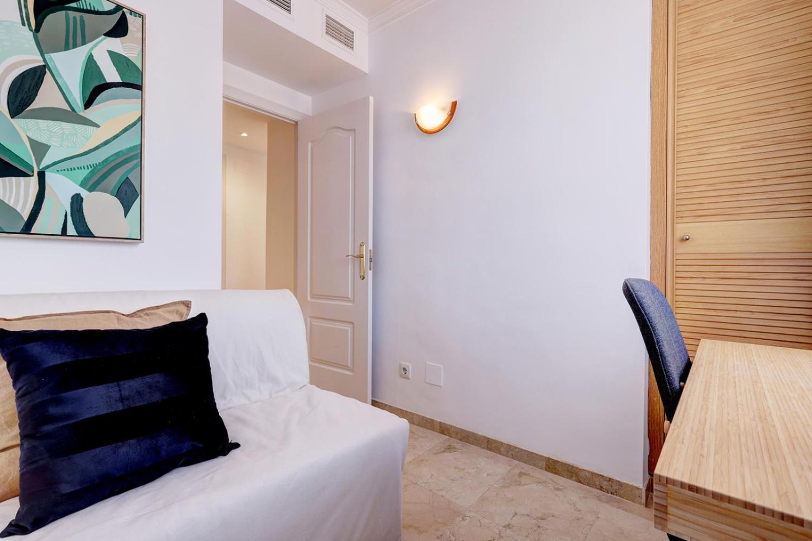 Santa Maria Elviria Golf Penthouse With Large Private Terrace And Sea Views -029