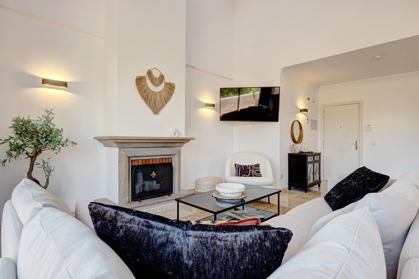 Santa Maria Elviria Golf Penthouse With Large Private Terrace And Sea Views -029