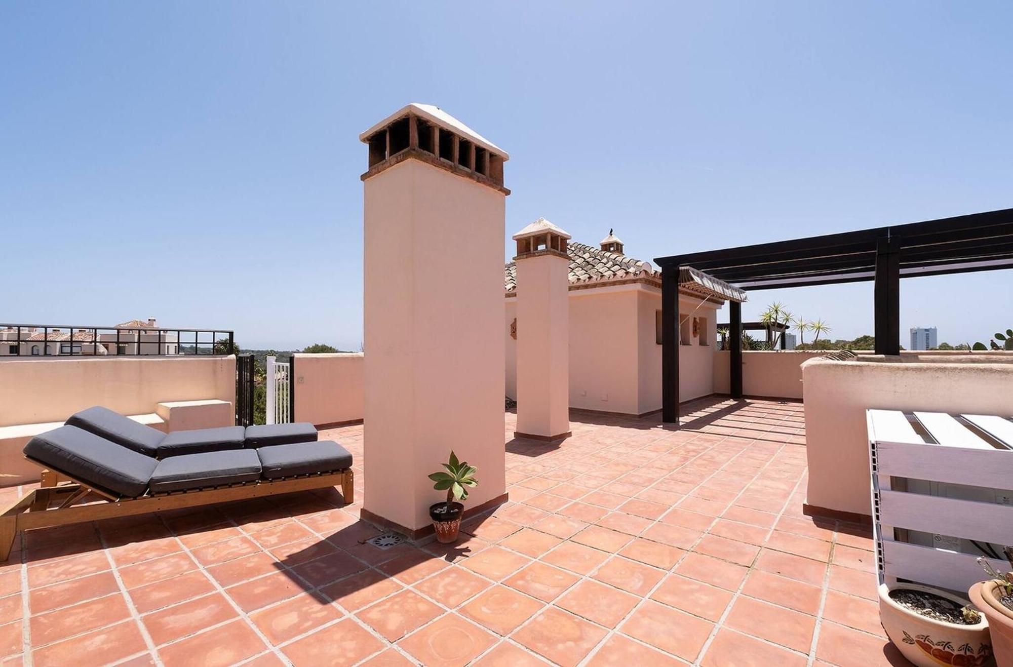 Santa Maria Elviria Golf Penthouse With Large Private Terrace And Sea Views -029