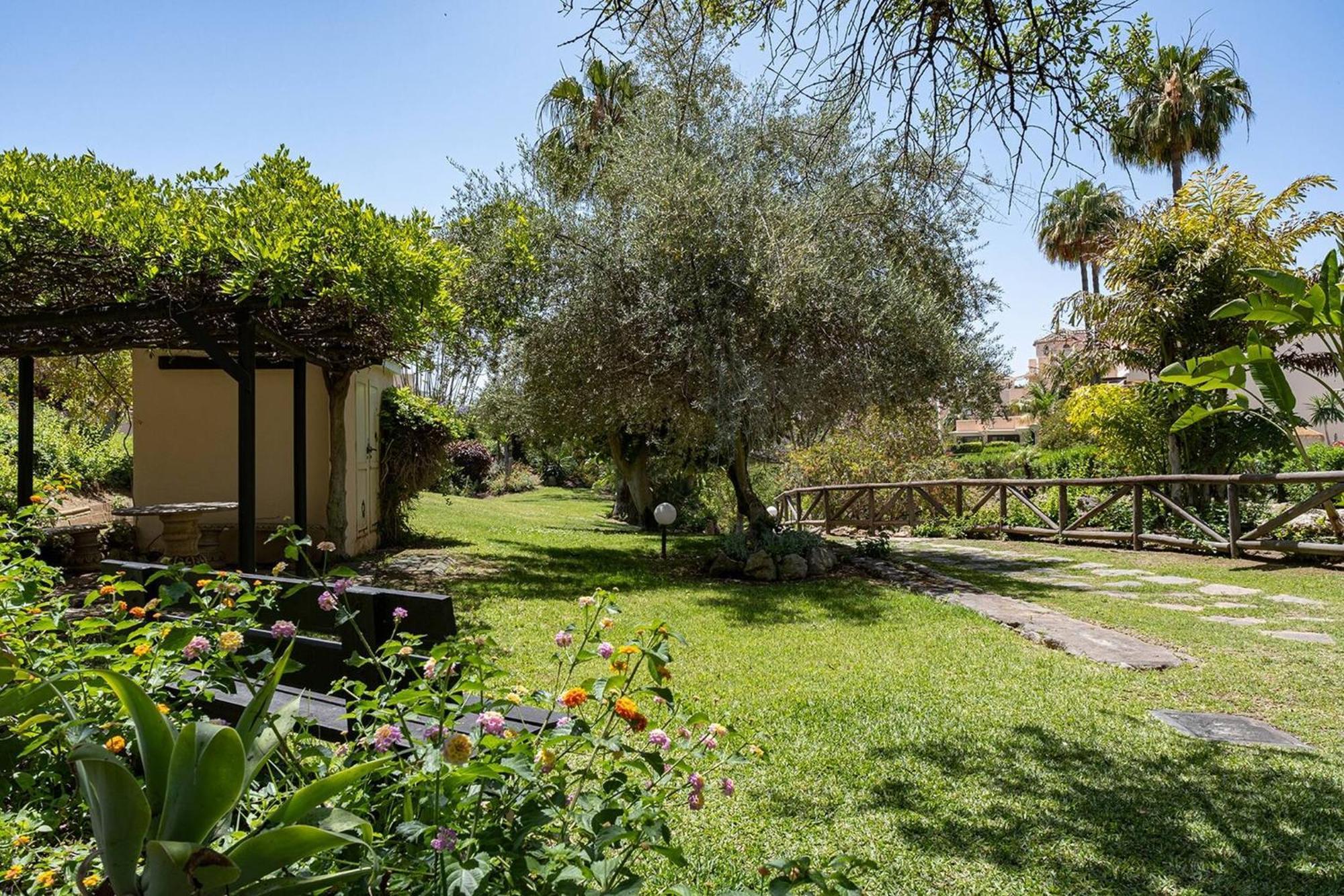 Santa Maria Elviria Golf Penthouse With Large Private Terrace And Sea Views -029 Apartamento *