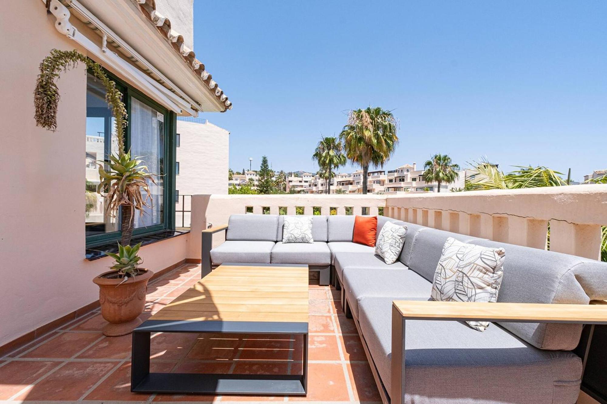 Santa Maria Elviria Golf Penthouse With Large Private Terrace And Sea Views -029 Marbella